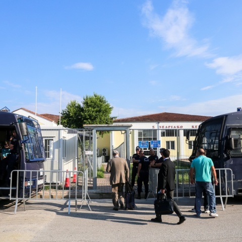 Έξω από το κτίριο όπου εκδικάζεται η υπόθεση του πολύνεκρου σιδηροδρομικού δυστυχήματος στα Τέμπη
