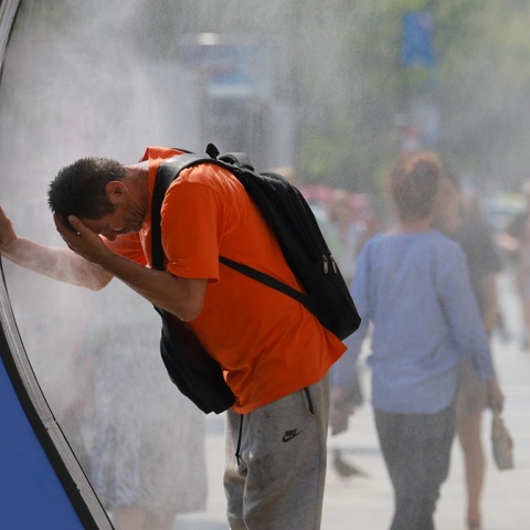 Πολίτης δροσίζεται σε αψίδα με νερό στη Ρουμανία