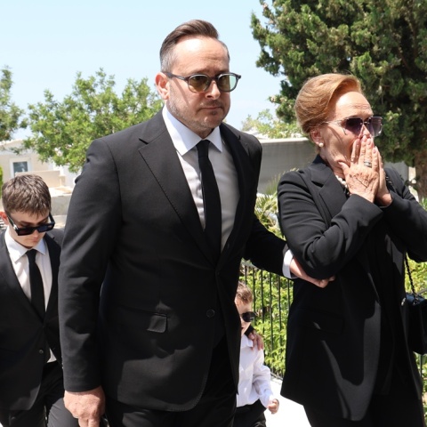 Κηδεία Βασίλη Λεβέντη: Συντετριμμένη η σύζυγος και ο γιος του, Μάριος Γεωργιάδης