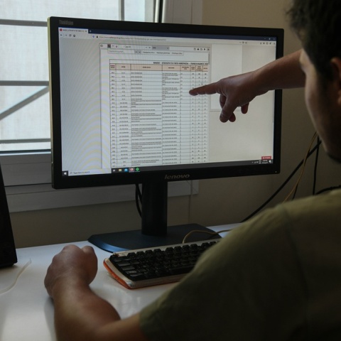 Υποψήφιος των Πανελληνίων μπροστά από κόλλες στις οποίες έχουν ανακοινωθεί τα αποτελέσματα των Βάσεων 