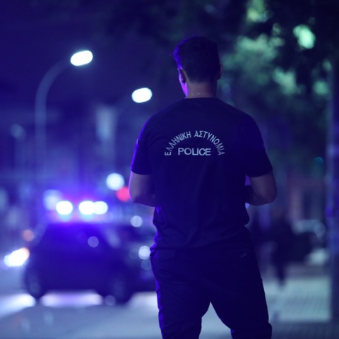 Αστυνομικός σε δρόμο βράδυ