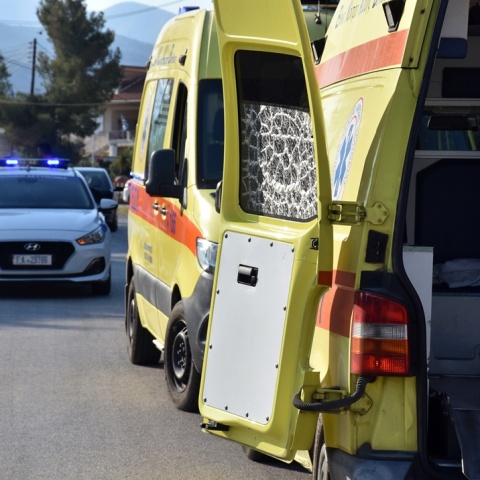 Ασθενοφορο και περιπολικό σε τόπο τροχαίου