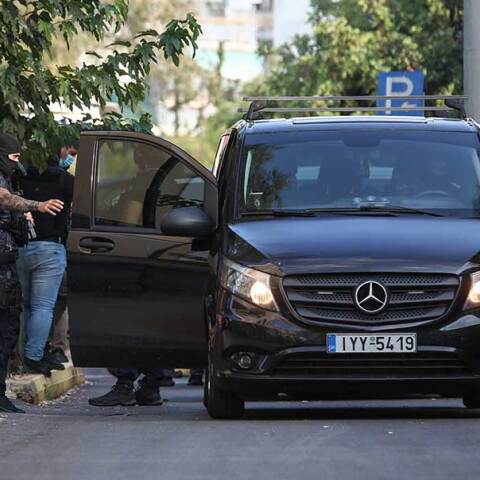 Οι συλληφθέντες για τον εμπρησμό στη Marfin οδηγούνται στην Ευελπίδων