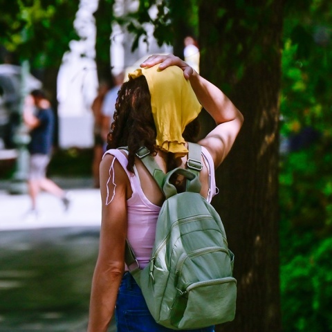 Γυναίκα με βρεγμένη μπλούζα αντιμετωπίζει τις ακραίες θερμοκρασίες