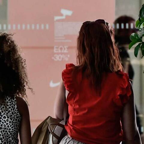 Γυναίκες έξω από ανοιχτά καταστήματα στις θερινές εκπτώσεις 2026
