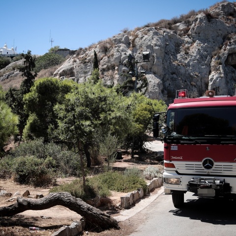Όχημα της Πυροσβεστικής στον Λυκαβηττό