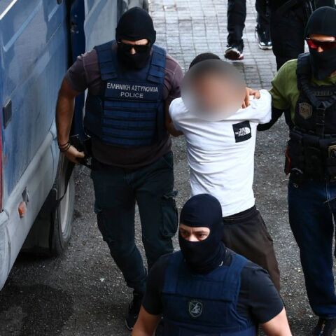 Θεσσαλονίκη: Προθεσμία για τη Δευτέρα έλαβε ο 25χρονος, τέταρτος κατηγορούμενος για τη φονική επίθεση με γκαζάκια στο σπίτι της Βάγιας Νέστορα.