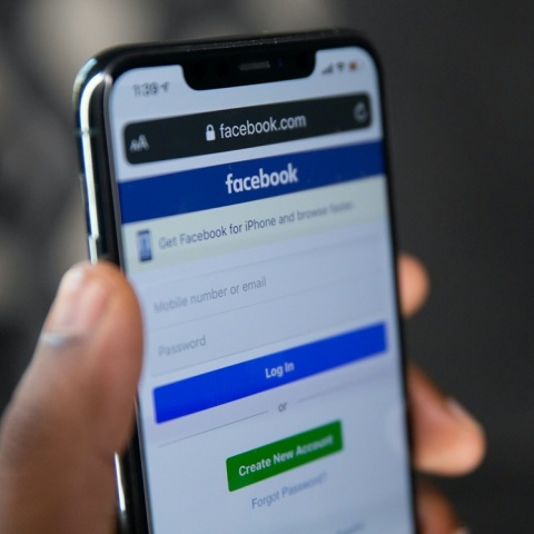 Η αρχική του Facebook σε οθόνη κινητού