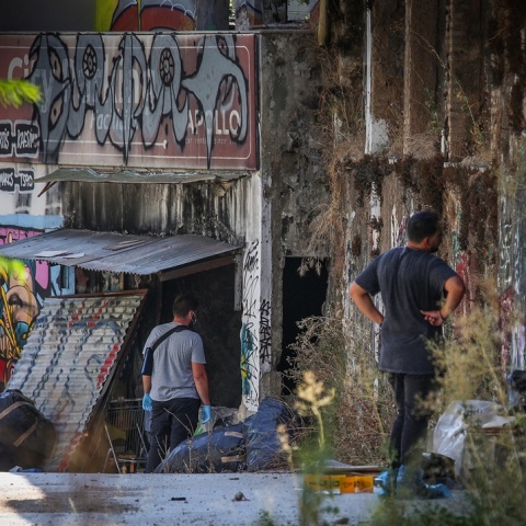 Το εγκαταλελειμμένο κτίριο στο οποίο βρέθηκε η σορός στην Κυψέλη
