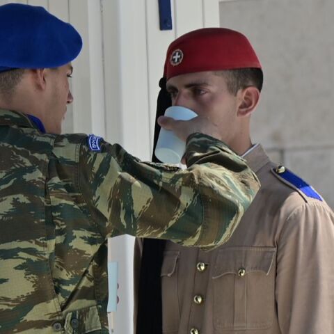 Εύζωνες στον καύσωνα: Είναι κι εκείνοι που δε γκρινιάζουν και δεν κάνουν ούτε βήμα, παρά μόνο το καθήκον τους