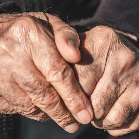 Ηλικιωμένος με σταυρωμένα χέρια μπροστά