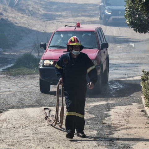 Πυροσβέστης μπροστά από όχημα της Πυροσβεστικής