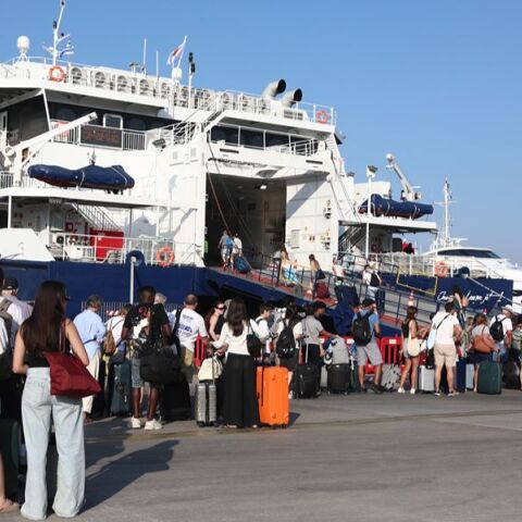 Το αδιαχώρητο στα λιμάνια Πειραιά και Ραφήνας - Οι αδειούχοι φεύγουν για τα νησιά 