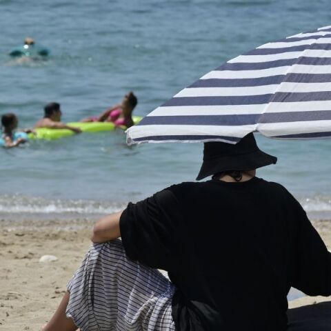 Καιρός σήμερα: Ηλιοφάνεια σε όλη τη χώρα, άνοδος της θερμοκρασίας έως 35 βαθμούς και άνεμοι έως 6 μποφόρ στα νότια του Αιγαίου