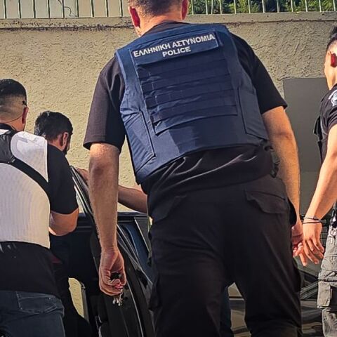 Ολοκληρώθηκε στη Σύρο η αναπαράσταση δολοφονίας της 40χρονης διασώστριας - Οι δύο συλληφθέντες συμμετείχαν στη διαδικασία και οδηγούνται ξανά στην Εισαγγελία