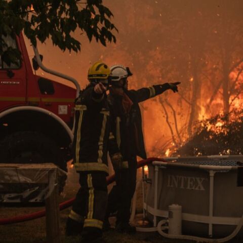 Περισσότεροι από 300.000 άνθρωποι εκκένωσαν περιοχές σε Γαλλία και Ισπανία, καθώς οι μεγάλες πυρκαγιές συνεχίζουν να μαίνονται.
