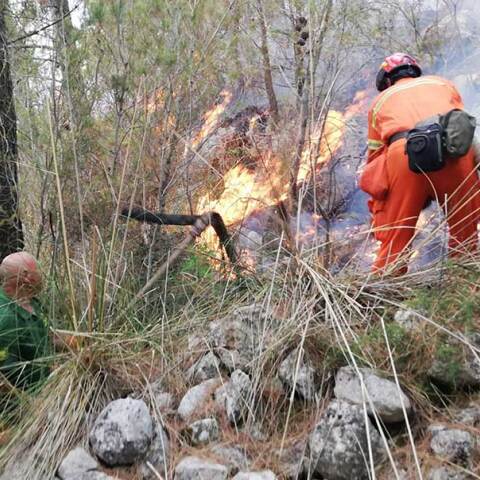 Πυροσβέστης στην Ιταλία σβήνει φωτιά στο βουνό