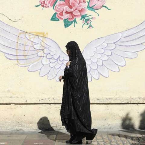 Γυναίκα στο Ιράν περνά μπροστά από mural στην πρωτεύουσα Τεχεράνη