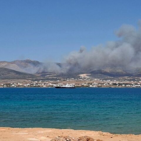 Φωτιά στην Πάρο: Σε εξέλιξη η μάχη με τις φλόγες -  Φτάνουν ενισχύσεις από Πειραιά, Σύρο και Νάξο