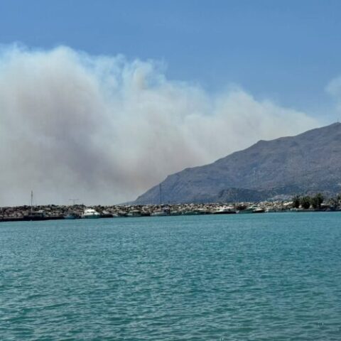Ανεξέλεγκτη η φωτιά στο Ρέθυμνο: Εκκενώνονται τρεις οικισμοί