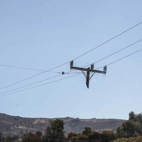 Ό,τι απέμεινε από κολόνα του ΔΕΔΔΗΕ μετά τη φωτιά στο Ρέθυμνο