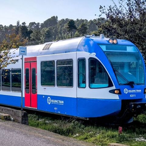 Έφτασαν στη Θεσσαλονίκη οι δύο νέοι υβριδικοί συρμοί Intercity της Hellenic Train, ξεκινώντας δοκιμαστικά δρομολόγια για την Αθήνα