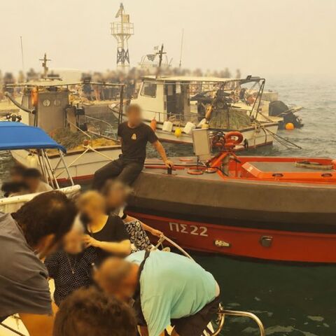 Δραματικές στιγμές στη Βοιωτία: Απεγκλωβίζεται κόσμος από την παραλία, με πλωτά μέσα η εκκένωση