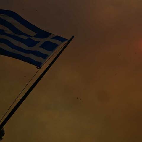 Πυκνός καπνός από τη φωτιά στη Βοιωτία έχει σκεπάσει τον ήλιο