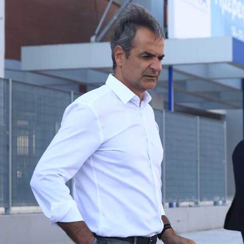 Ο πρωθυπουργός Κυριάκος Μητσοτάκης αποχωρεί από το Κέντρο Επιχειρήσεων της Πυροσβεστικής
