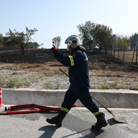Πυροσβέστης σε επιχείρηση κατάσβεσης φωτιάς