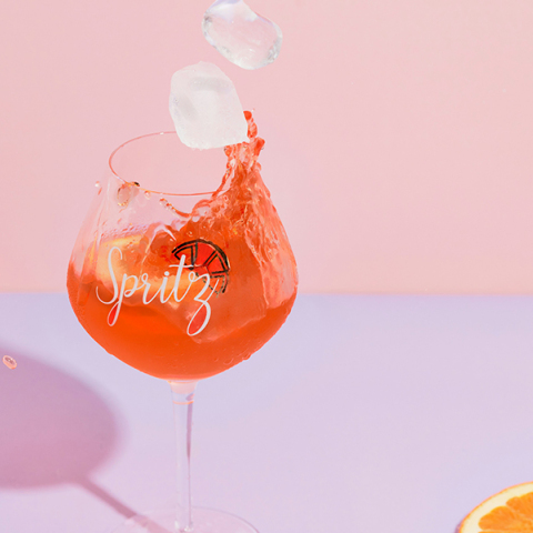 Spritz Hour: Τα καλοκαιρινά κοκτέιλ που αξίζει να δοκιμάσεις στο σπίτι