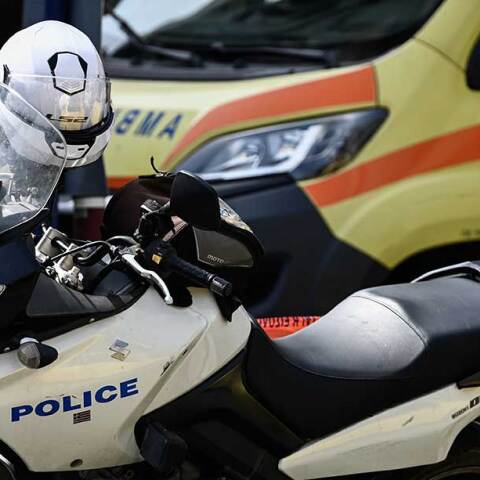 Μηχανή της Αστυνομίας και ασθενοφόρο ΕΚΑΒ