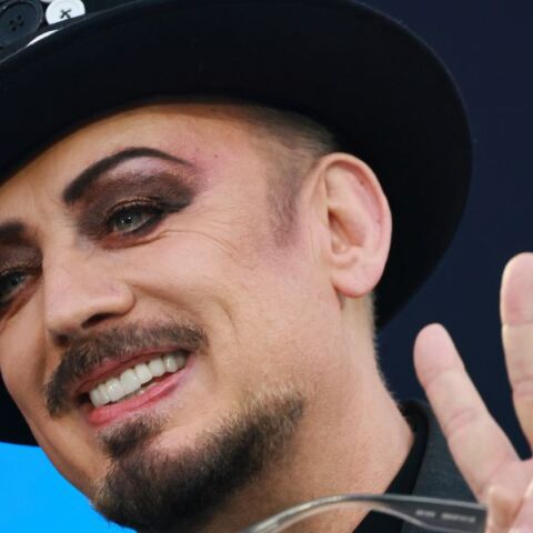 Ο Boy George κατηγορεί το Bandcamp ότι αφαίρεσε το τραγούδι του λόγω πίεσης αντισημιτών - Η πλατφόρμα υποστηρίζει πως παραβίασε την πολιτική περί AI