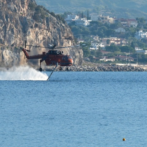 Πυροσβεστικό ελικόπτερο γεμίζει νερό από τη θάλασσα