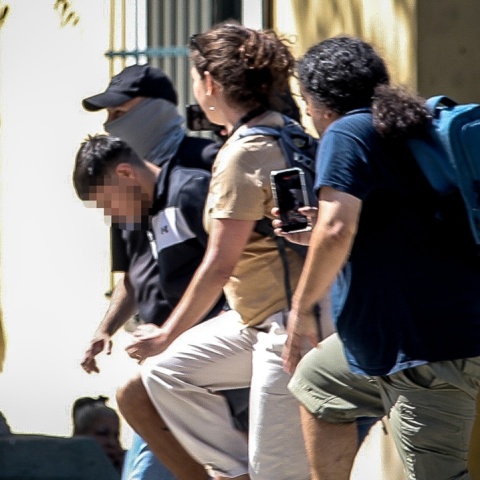 Ο 26χρονος Αφγανός κατά τη διάρκεια της μεταγωγής του στον ανακριτή για την υπόθεση δολοφονίας της 38χρονης στην Κυψέλη