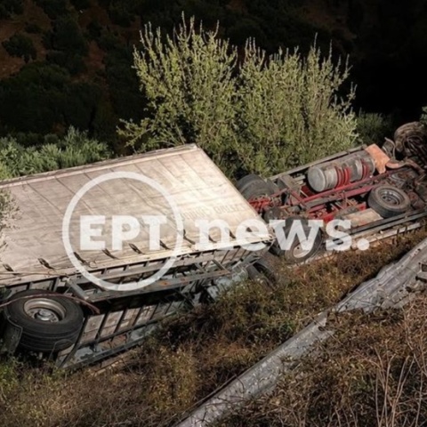 Φορτηγό με ρυμουλκούμενο πεσμένο ανάποδα σε πλαγιά