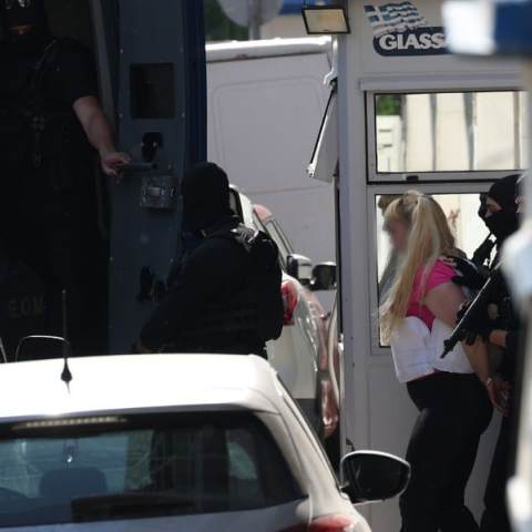 Προθεσμία για την Τρίτη έλαβε η 46χρονη που εκδόθηκε για τον εμπρησμό της Marfin - Παραμένει στη ΓΑΔΑ μέχρι την απολογία της.
