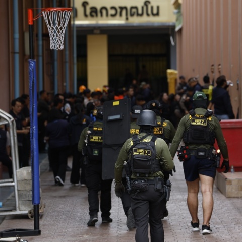 Αστυνομικοί στο σχολείο όπου καταγράφηκε το μακελειό στην Ταϊλάνδη