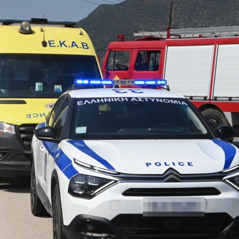 Ασθενοφόρο, περιπολικό και όχημα της Πυροσβεστικής στον τόπο τροχαίου ατυχήματος