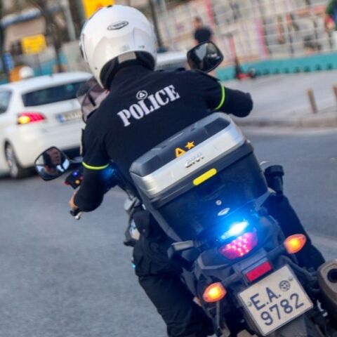 Δύο αστυνομικοί της ΔΙΑΣ τραυματίστηκαν σε τροχαίο στο Λαγονήσι - Σύγκρουση με ΙΧ που επιχείρησε αναστροφή - Νοσηλεύονται στο 401 