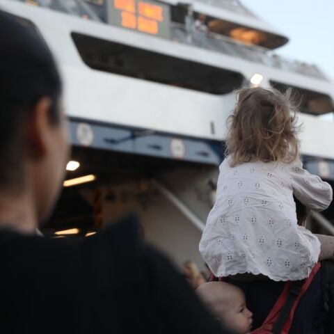 Η επιβατική κίνηση στο λιμάνι του Πειραιά παραμένει ιδιαίτερα αυξημένη, με χιλιάδες ταξιδιώτες να αναχωρούν για νησιωτικούς προορισμούς