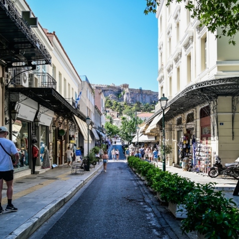 Ο Αύγουστος απομακρύνει από την πόλη ένα μεγάλο μέρος του συνηθισμένου της θορύβου. Στην ησυχία που μένει, μπορεί κανείς να ακούσει λίγο καλύτερα τον εαυτό του αλλά και όσα του λείπουν.