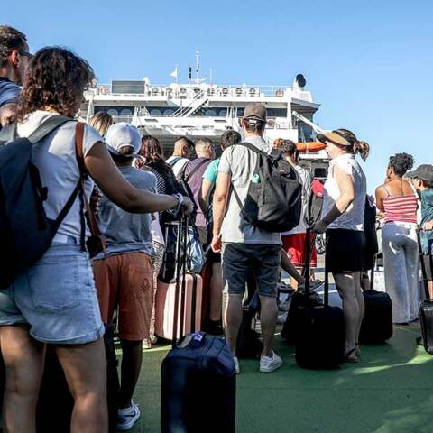 Αδειούχοι στο λιμάνι του Πειραιά ετοιμάζονται να φύγουν με πλοίο για τα νησιά ενόψει Δεκαπενταύγουστου