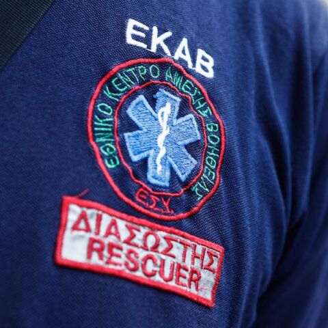 Επιχείρηση διάσωσης στήθηκε στη Μήλο για τον απεγκλωβισμό 33χρονου από βράχο 20 μέτρων στη Φυριπλάκα - Κατέβηκε με σχοινιά και είναι καλά στην υγεία του.