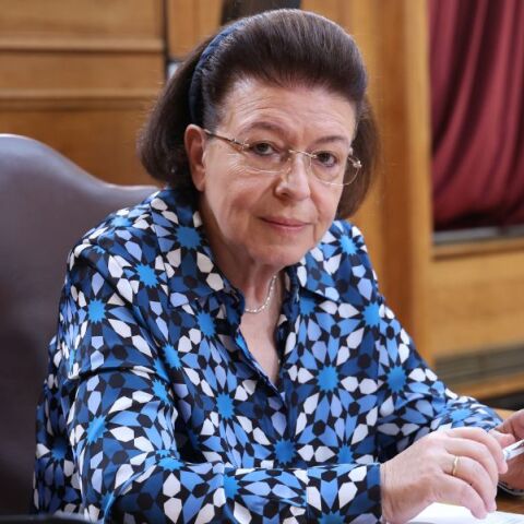 Η υπουργός Πολιτισμού Λίνα Μενδώνη αποχαιρετά τον Στέλιο Ράμφο, μιλώντας για έναν κορυφαίο στοχαστή που άφησε πλούσιο έργο και βαθιά ερμηνεία του Ελληνισμού.