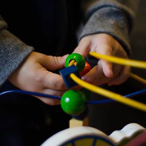 Παιδί κρατά παιχνίδι στα χέρια