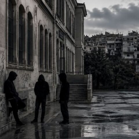 «Δεν μπορείς να κυκλοφορείς χωρίς μαχαίρι»: Μέσα στον κόσμο της εφηβικής βίας