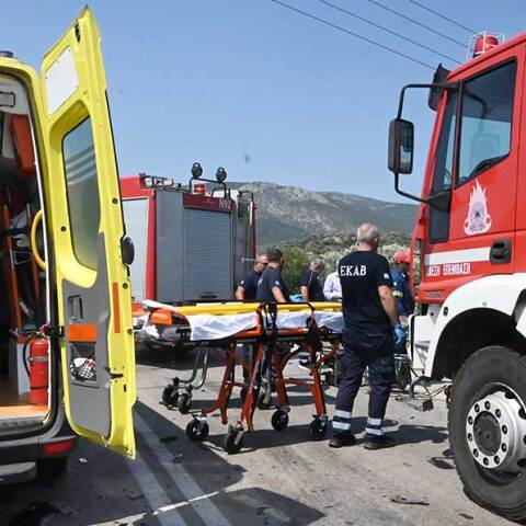 Πυροσβεστικά οχήματα και ασθενοφόρο του ΕΚΑΒ σε τροχαίο