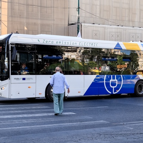 Πολίτες σε διάβαση ενώ περνά λεωφορείο