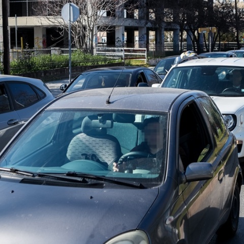 Αυτοκίνητα κολλημένα στην κίνηση